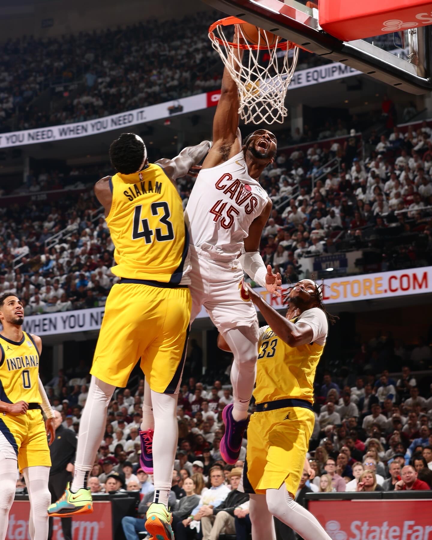 爱游戏体育-步行者逆转马刺，东契奇统治全场