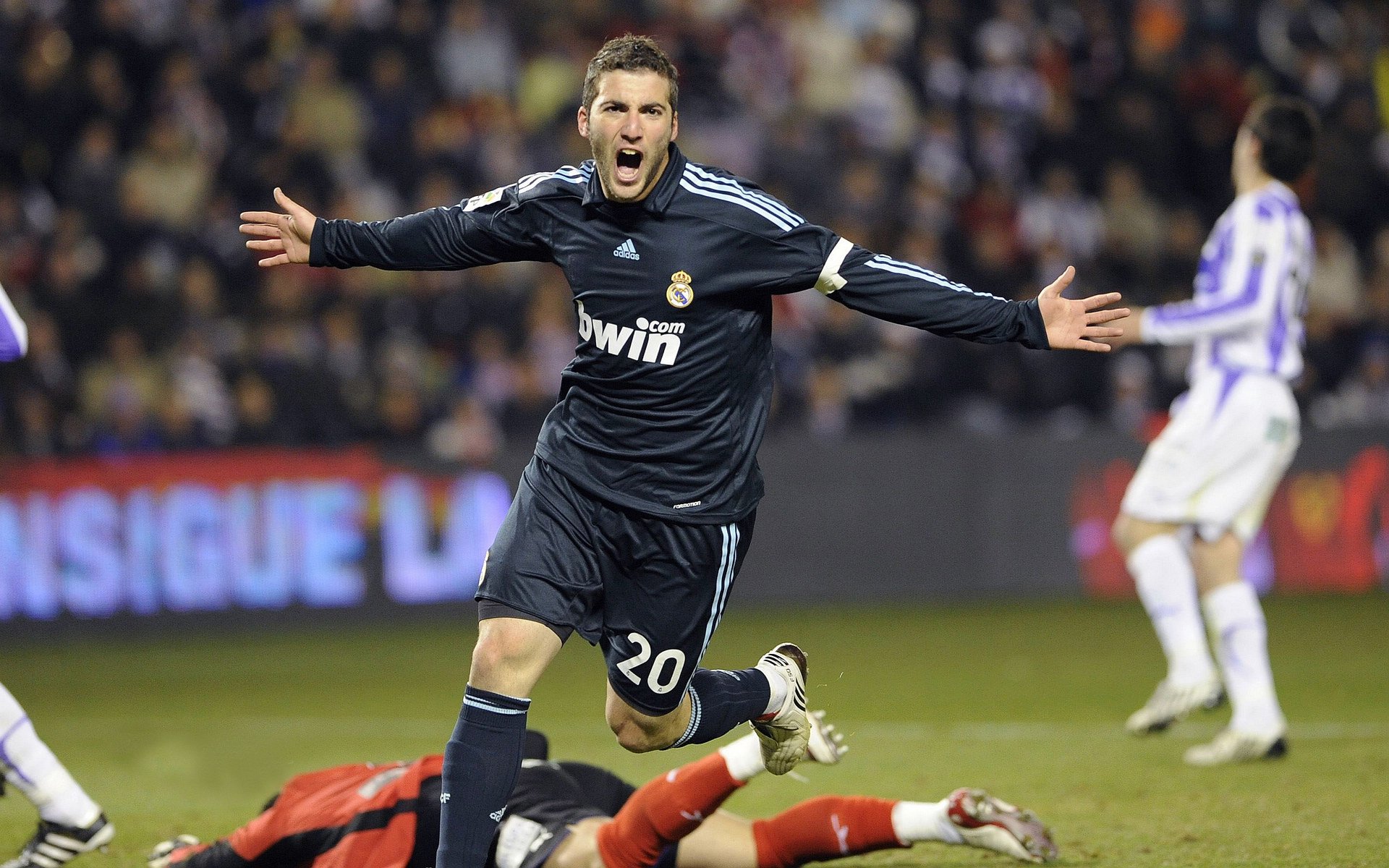 爱游戏在线-当非洲鼓点震碎东亚秩序，几内亚的足球起义与德布劳内的美学革命